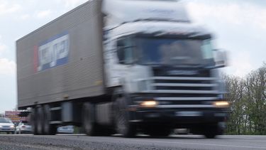 Trucker blokkeert A2 voor aangereden vrouw