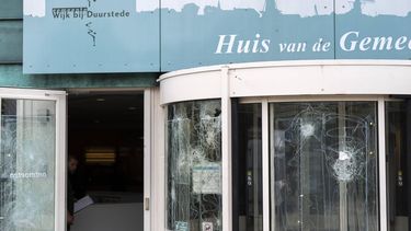 WIJK BIJ DUURSTEDE - Schade aan het gemeentehuis van Wijk bij Duurstede na rellen. Het is al enige tijd onrustig in de Utrechtse plaats door de komst van een tijdelijke noodopvang voor 50 tot 75 asielzoekers. JEROEN JUMELET / ANP