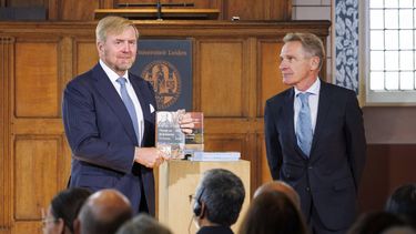 LEIDEN - Koning Willem-Alexander samen met hoofdonderzoeker prof. dr. Gert Oostindie tijdens de overhandiging, in het Academiegebouw van de Universiteit Leiden, van vijf boeken met de resultaten van het onafhankelijke onderzoek naar de rol van het Huis Oranje-Nassau in de koloniale geschiedenis van Nederland. Aan de vijf boeken, waaronder het samenvattende publieksboek Oranje en de Koloniën, 1600-2025, hebben zo'n zestig onderzoekers gewerkt. REMKO DE WAAL / ANP