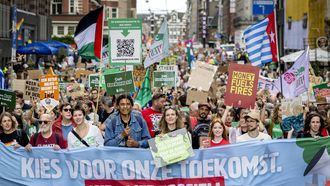 AMSTERDAM - Deelnemers tijdens de klimaatmars in aanloop naar Prinsjesdag. Verschillende organisaties willen met het protest meer druk op het kabinet-Jetten zetten om fossiele brandstoffen in te ruilen voor hernieuwbare bronnen. KOEN VAN WEEL / ANP