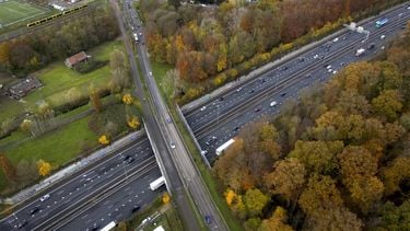 UTRECHT - Dronefoto van de A27 bij landgoed Amelisweerd. De regio Utrecht wil de snelweg verbreden, van twee naar zeven rijstroken. Tegen dit plan is veel weerstand, omdat de plannen voor verbreding van de weg veel natuur zou kosten, aldus milieuorganisaties. ANP SANDER KONING