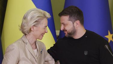 2023-11-04 14:50:31 epaselect epa10957222 Ukraine's President Volodymyr Zelensky (R) and President of the European Commission Ursula von der Leyen (L) react as they address a joint press conference following their meeting in Kyiv, Ukraine, 04 November 2023. Von der Leyen arrived in Kyiv to meet with top Ukrainian officials amid the Russian invasion.  EPA/SERGEY DOLZHENKO 33483