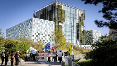 DEN HAAG - Protest voor het Internationaal Strafhof (ICC) voorafgaand aan de uitspraak van het hoger beroep van de verdediging van de Filipijnse ex-president Rodrigo Duterte. De actievoerders verzoeken het ICC haar rechtsbevoegdheid over de zaak Duterte en per omgaande de aanklachten van misdaden tegen de menselijkheid tegen Duterte te bevestigen. De 80-jarige zelf niet in het Strafhof aanwezig, omdat zijn gezondheid te slecht zou zijn. SEM VAN DER WAL / ANP