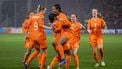 UTRECHT - Lineth Beerensteyn of Nederland viert haar doelpunt (2-1) met Esmee Brugts of Nederland tijdens de WK-kwalificatie vrouwen wedstrijd tussen Nederland (v) en Ierland (v) in stadion Galgenwaard op 7 maart 2026 in Utrecht, Nederland. SONNY LENSEN / ANP