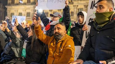 AMSTERDAM - Deelnemers aan een protest in Amsterdam. In het gebied rond Amsterdam Centraal en de Dam is een veiligheidsrisicogebied van kracht. Volgens de gemeente geldt het veiligheidsrisicogebied, omdat er demonstraties rond het conflict in Syrië plaatsvinden. Ook zou er een tegendemonstratie zijn. LAURENS NIEZEN / ANP