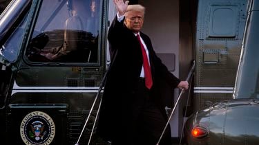 Een foto van Donald Trump die zwaait bij zijn afscheid