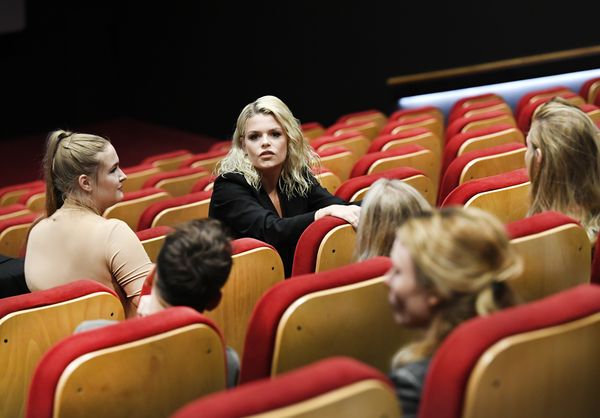 Een foto van Davina Michelle tijdens de premiere van de bioscoopfilm my own world van de zangeres in de Pathé-bioscoop in Utrecht.