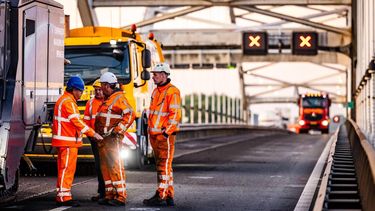 GORINCHEM - Werkzaamheden aan de Merwedebrug, welke in beide richtingen is afgesloten voor het verkeer. De huidige asfaltlaag wordt verwijderd waarna er een lichtere en dunnere asfaltlaag wordt aangebracht. Daarmee wordt het gewicht van de brug verminderd, wat nodig is om de brug veilig te kunnen gebruiken tijdens de bouw van de nieuwe Merwedebrug. JEFFREY GROENEWEG / ANP