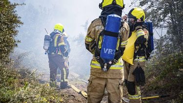OUDDORP - Brandweermensen bij een natuurbrand in het duingebied langs het Oosterduinpad bij het Zuid-Hollandse Ouddorp. De brandweer krijgt hulp van korpsen uit de regio bij het bestrijden van de brand. MEDIA TV / ANP