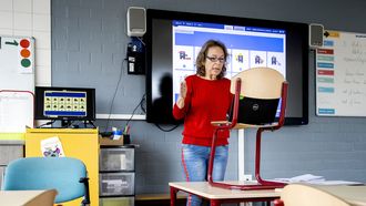 Een foto waarop een lerares digitale lessen geeft op afstand