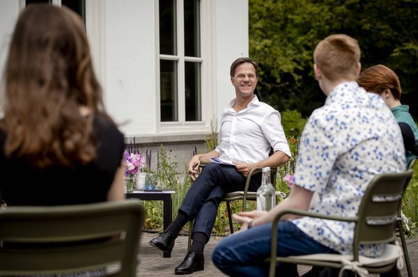 Op deze foto zie je Premier Mark Rutte die jongeren op het Catshuis ontvangt voor een informeel gesprek over hoe zij de afgelopen periode ervaren hebben tijdens de coronacrisis.
