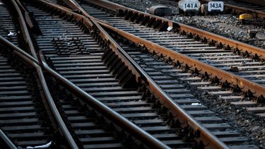 AMSTERDAM - Een leeg spoor op treinstation Amsterdam Centraal tijdens een staking. NS-personeel heeft het werk neergelegd in regio's Noordwest en Oost. ANP RAMON VAN FLYMEN