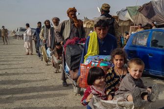 Afghanen vluchten van Taliban