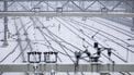 ARNHEM - Besneeuwd spoor op station Arnhem Centraal. Het treinverkeer komt weer op gang na een IT-storing bij de NS. Ook kon de dienstregeling niet opgestart worden door meerdere wisselstoringen. ROBIN VAN LONKHUIJSEN / ANP