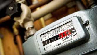 EGMOND AAN ZEE - Een gasmeter in een woning. Volgens de Autoriteit Consument & Markt zijn huishoudens volgend jaar gemiddeld 25 euro minder kwijt aan hun energierekening. Dit komt doordat netbeheerders volgend jaar minder hoge tarieven voor het transport en de aansluiting van gas en elektriciteit mogen rekenen. ANP KOEN VAN WEEL