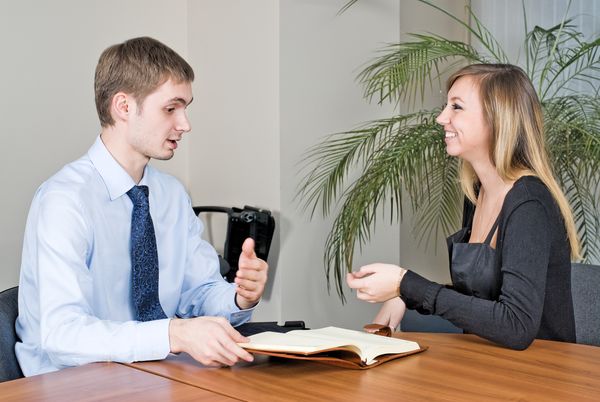 Een foto van een sollicitatiegesprek tussen een man en een vrouw