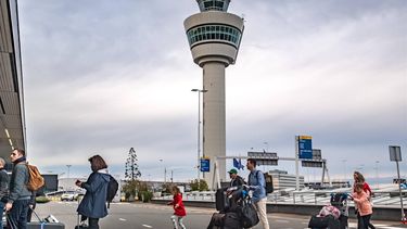 SCHIPHOL - Reizigers op Schiphol tijdens de meivakantie. De luchthaven verwacht tijdens deze vakantie 10 procent meer reizigers dan vorig jaar. ANP JORIS VAN GENNIP