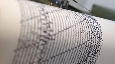 DE BILT - Een seismograaf bij het KNMI registreert de trillingen van de aarde. Bewoners van de provincie Groningen kregen met een vierde aardbeving in vijf dagen tijd te maken. De regio rondom de gasvelden van de NAM worden regelmatig opgeschrikt door bevingen. ANP JERRY LAMPEN