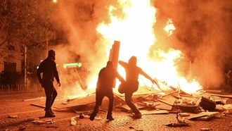 Demonstrators feed a fire with materials on Boulevard Haussmann during ongoing protest against the "high cost of living", in Paris on October 17, 2026 as part of a nationwide call for mobilisation bringing together various groups expressing their anger: former "Yellow Vests", secondary school and university students, climate activists and even farmers. After weeks of student protests, France faces broader, nationwide demonstrations on October 17, 2026 over the cost of living, setting up a potentially fraught six months heading into a presidential election. A police source told AFP that authorities estimated nearly 200,000 people could take part, with 40,000 in Paris.
Guillaume Saligot / AFP