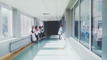 'Helft ziekenhuiszorg is niet bewezen effectief'