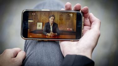 DEN HAAG - De laatste toespraak van demissionair premier Mark Rutte vanuit zijn werkkamer in het Torentje wordt bekeken op een telefoon. Het is een afscheidsboodschap aan Nederland en een terugblik op zijn bijna veertien jaar als minister-president. ANP ROBIN UTRECHT