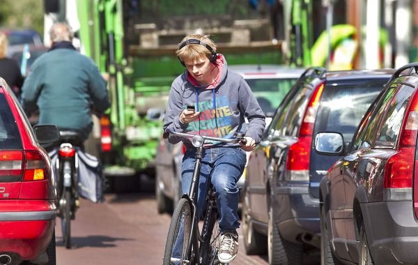 'Boete voor appen op de fiets is niet de oplossing'