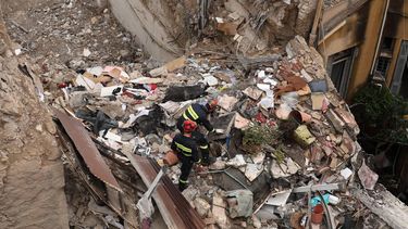 epa13264051 Firefighters and members of the Hellenic Fire Service's Special Disaster Response Unit (EMAK) search the rubble of a building following an explosion on Lysikratous Street in Athens, Greece, 26 September 2026. A woman was recovered from the rubble as search and rescue operations continue for people reported missing after the collapse.  EPA/GEORGE VITSARAS