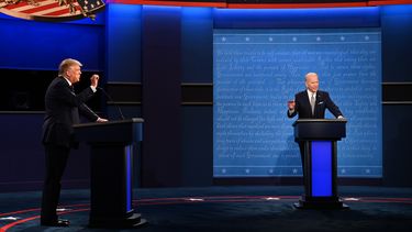 Op deze foto zijn Donald Trump en Joe Biden te zien tijdens het eerste debat.