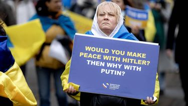 AMSTERDAM - Deelnemers aan een solidariteitsmars voor Oekraïne lopen vanaf het Museumplein naar de Dam, waar een herdenkingsbijeenkomst plaatsvond. Op 24 februari is het precies vier jaar geleden dat Rusland Oekraïne binnenviel. RAMON VAN FLYMEN / ANP