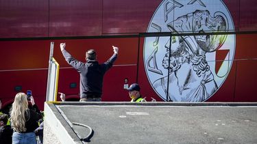 ROTTERDAM - De bus van Ajax arriveert bij het stadion voorafgaand aan de Nederlandse Eredivisie wedstrijd tussen Feyenoord en AFC Ajax in Feyenoord stadion De Kuip op 22 maart 2026 in Rotterdam, Nederland. TOBIAS KLEUVER / ANP