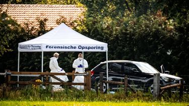 OVERASSELT - De politie doet onderzoek bij een auto op de Ewijkseweg in het Gelderse Overasselt na een schietincident. Een persoon is overleden en twee politieagenten raakten gewond. ROB ENGELAAR / ANP