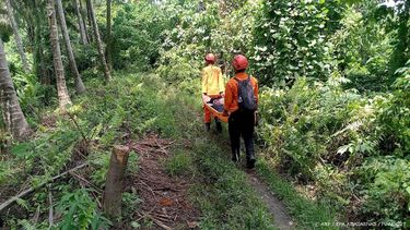epa12940532 A handout photo made available by the Indonesian National Search and Rescue Agency (BASARNAS) shows rescuers carrying their equipment during a search and rescue operation following the eruption of Mouth Dukono in North Halmahera, Indonesia, 08 May 2026. According to the police, at least three hikers killed and scores others missing following the eruption.C  EPA/BASARNAS / HANDOUT  HANDOUT EDITORIAL USE ONLY/NO SALES