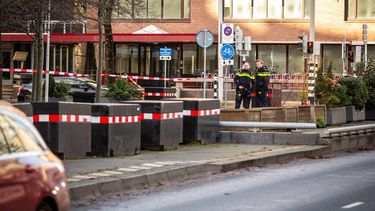 DEN HAAG - Hulpverleners bij het tijdelijke gebouw van de Tweede Kamer waar een verdacht pakketje is gevonden. De Explosieven Opruimingsdienst Defensie (EOD) heeft het pakketje meegenomen voor verder onderzoek. ANP KJELL HOEXUM