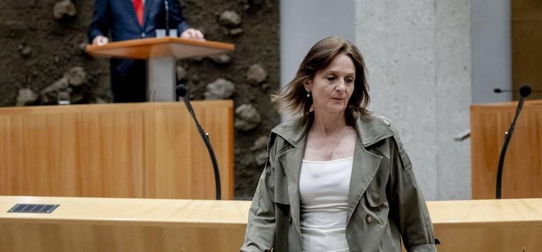 DEN HAAG - Nicolien van Vroonhoven (NSC) en Geert Wilders (PVV) tijdens een debat in de Tweede Kamer over de val van het kabinet. Geert Wilders heeft zijn steun voor de coalitie ingetrokken en laat daarmee het kabinet vallen. ANP REMKO DE WAAL