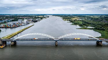 GORINCHEM - Luchtbeeld van de Merwedebrug, waar vrachtverkeer niet meer over mag. Volgens Rijkswaterstaat blijkt uit onderzoek dat de boogconstructie van de brug, waar de snelweg A27 over loopt, op meerdere locaties minder sterk is dan eerder werd aangenomen. JOHN VAN DER TOL / ANP