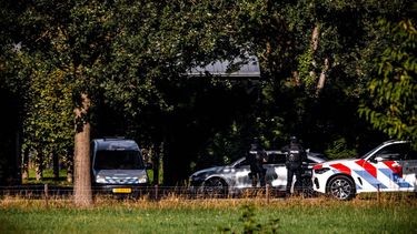 OVERASSELT - Landelijk Team Specialistische Doorzoekingen van de Nationale Politie arriveert bij een woning aan de Ewijkseweg een dag na het schietincident in het Gelderse Overasselt. Bij het incident kwam een 51-jarige man uit Wijchen om het leven en raakten twee agenten gewond. ROB ENGELAAR / ANP