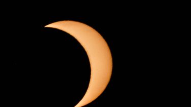ASTEN - De zon tijdens een gedeeltelijke zonsverduistering. In Nederland verdwijnt bijna 90 procent van de zon achter de maan. ROB ENGELAAR / ANP