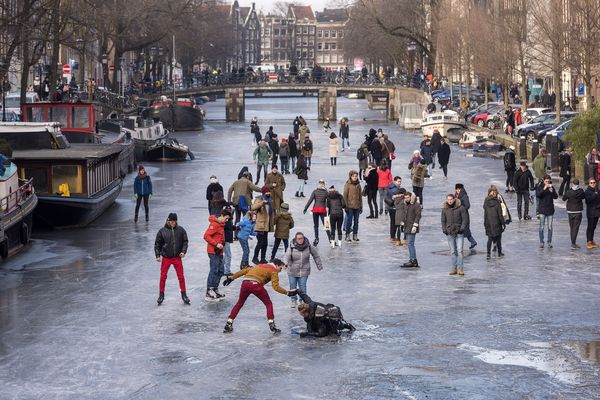 Schaatsen op de Amsterdamse grachten bijna voorbij
