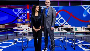 HILVERSUM - Presentator Joris Marseille en presentatrice Evita Mac-nack in de studio voorafgaand aan het NOS Jeugdjournaaldebat in de studio in Hilversum. Het NOS Jeugdjournaaldebat is het debat van de begrijpelijke taal en onverwachte wendingen. ANP REMKO DE WAAL