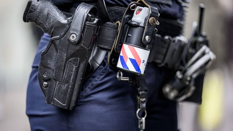 ILLUSTRATIEF - Een politieagent aan het werk op straat. ANP EMIEL MUIJDERMAN