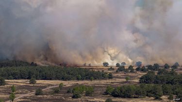 'T HARDE - Luchtfoto van een grote natuurbrand op het militaire oefenterrein bij 't Harde. De brand brak uit op een militair oefenterrein op de Veluwe en breidde zich snel uit. BRAM VAN DE BIEZEN / ANP