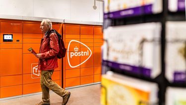 LEIDEN - De grootste pakketautomaat van Nederland in een PLUS supermarkt in Leiden. ANP EVA PLEVIER