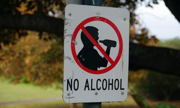 Op de foto zie je een verbodsbord voor allcohol