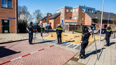 SCHOONHOVEN - Politie doet onderzoek op het Pascalplein waar een 36-jarige man is neergeschoten. Volgens minister Van Weel heeft de man, die zwaargewond naar het ziekenhuis is gebracht, een Iraanse achtergrond. JOHN VAN DER TOL / ANP