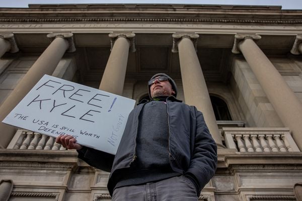 Lijn tussen geweld en zelfverdediging flinterdun in Amerika na vrijspraak Kyle Rittenhouse