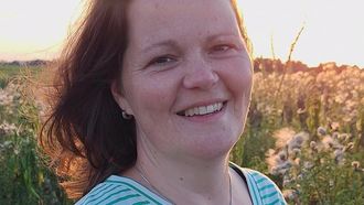 Wietske (41) was draagmoeder voor twee mannen en ziet hun zoon nog elke maand: ‘Ik blijf een rol spelen’