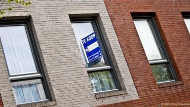 DEN HAAG - Een verkoopbord aan de gevel van een woning. De verkoop van woningen is vorige maand met bijna 30 procent gestegen ten opzichte van juli vorig jaar. Het Kadaster registreerde 9659 verkochte woningen, tegen 7451 een jaar eerder. ANP GUUS SCHOONEWILLE