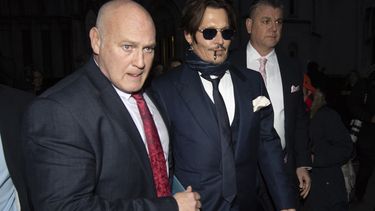 Acteur Johnny Depp  verlaat de Royal Courts of Justice in Londen na afloop van een voorlopige hoorzitting in zijn smaadzaak tegen de Britse krant The Sun. 