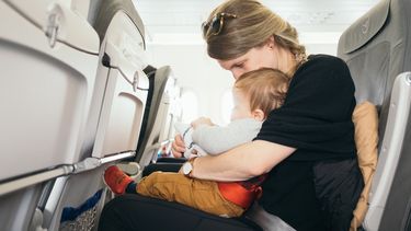 vliegtuig baby krijst