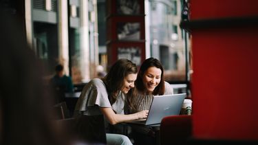Veel Nederlanders zien collega's niet als vrienden, vooral oudere generatie zit daar niet op te wachten